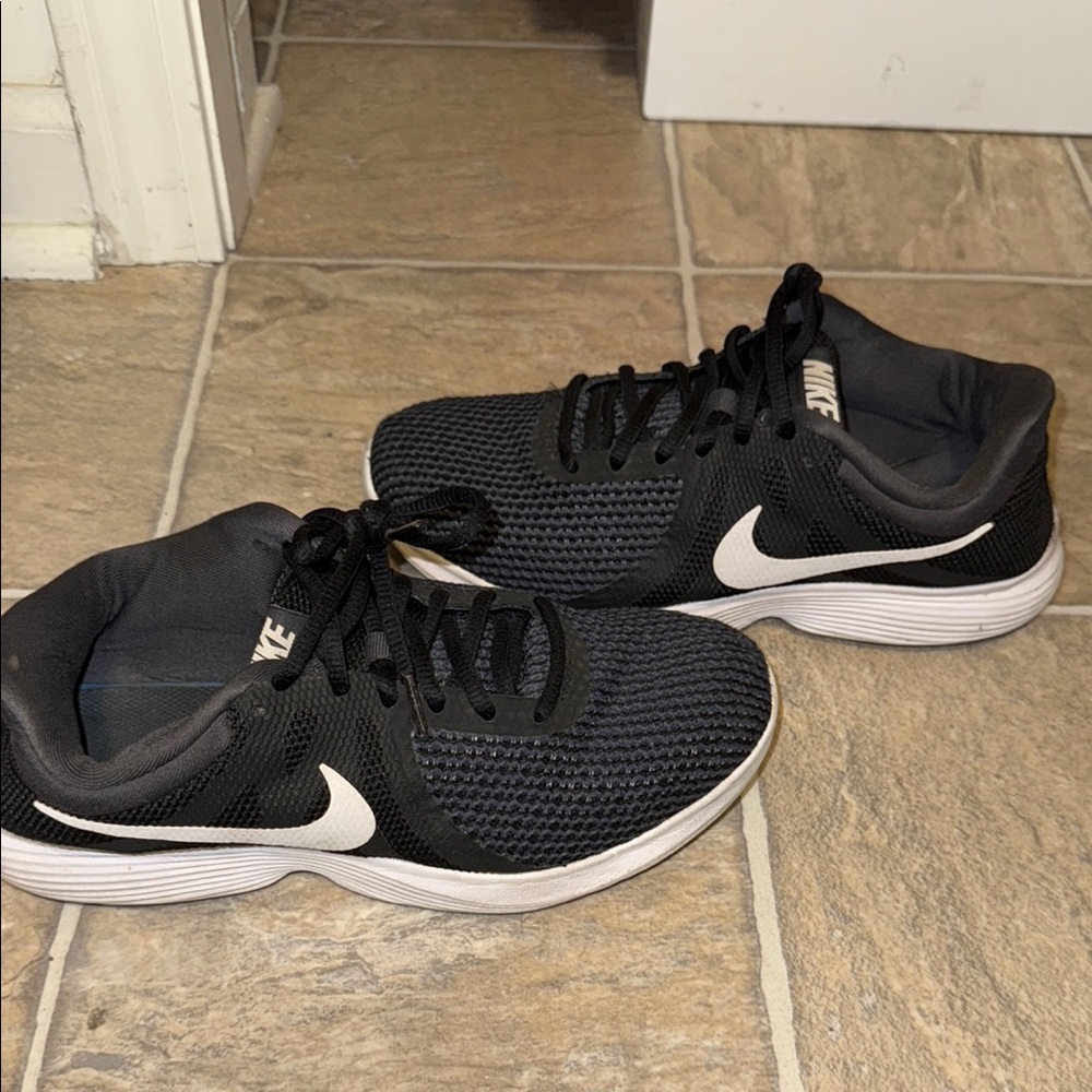 NIKE Revolution 4 Anthracite Women's Running Shoe Sneakers
